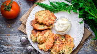 Рубленные куриные оладьи с беконом и зеленью