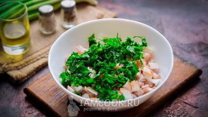 рубленные куриные оладьи с беконом и зеленью