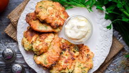 рубленные куриные оладьи с беконом и зеленью