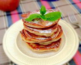 Творожные оладьи с яблоками