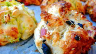 Пышное печенье Ассорти с сыром, ветчиной, маслинами, кабачком и пореем