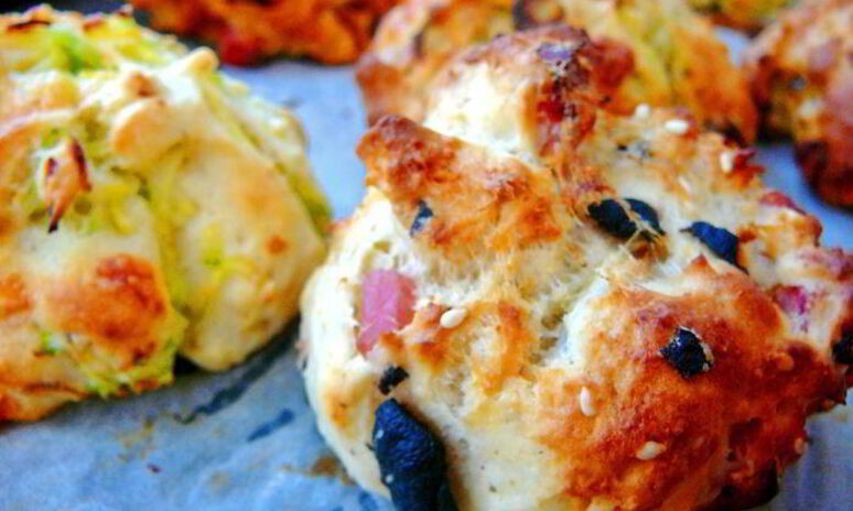Рецепт пышное печенье ассорти с сыром, ветчиной, маслинами, кабачком и пореем