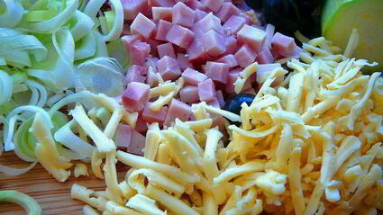 пышное печенье ассорти с сыром, ветчиной, маслинами, кабачком и пореем