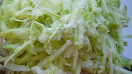 пышное печенье ассорти с сыром, ветчиной, маслинами, кабачком и пореем