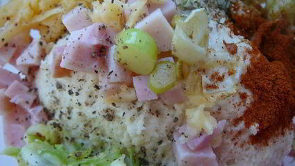 пышное печенье ассорти с сыром, ветчиной, маслинами, кабачком и пореем