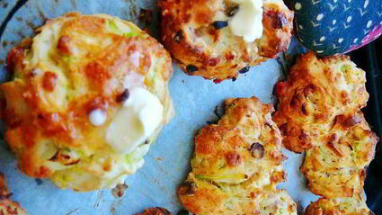 пышное печенье ассорти с сыром, ветчиной, маслинами, кабачком и пореем