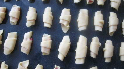 рассыпчатые рогалики вкус детства на сметанно-дрожжевом тесте