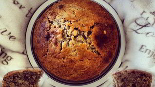 Банановый пирог с лесными орехами