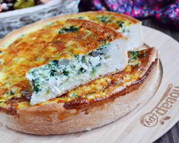 Быстрый куриный пирог со шпинатом и грибами