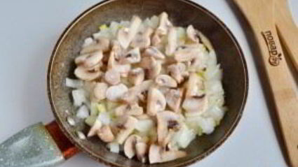 быстрый куриный пирог со шпинатом и грибами