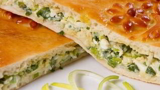 Быстрый заливной пирог с зеленым луком и яйцом