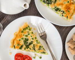 Киш с зеленым горошком и шпинатом