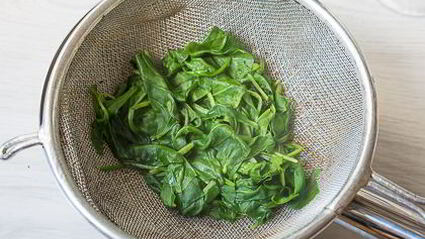 киш с зеленым горошком и шпинатом