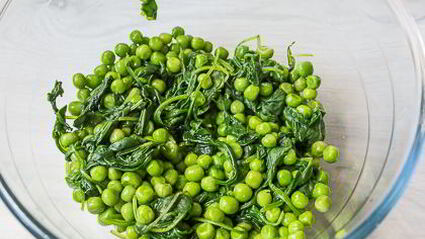 киш с зеленым горошком и шпинатом