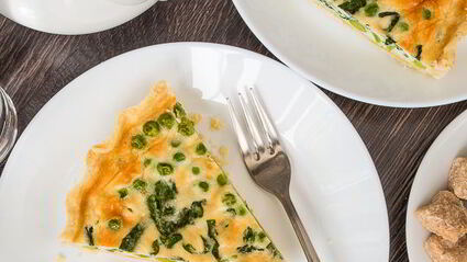 киш с зеленым горошком и шпинатом