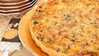 Лоранский пирог курицей, грибами и брокколи