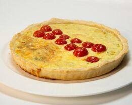 Открытый пирог с луком-пореем