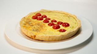 Открытый пирог с луком-пореем