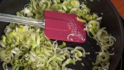 открытый пирог с луком-пореем