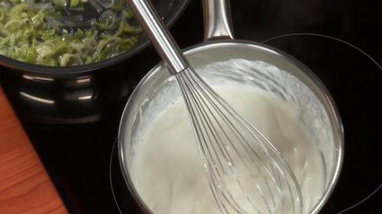 открытый пирог с луком-пореем