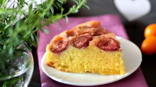 Перевернутый лимонно-сливовый пирог