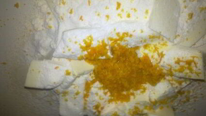 песочный пирог с фруктами и фундуком