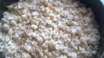 песочный пирог с фруктами и фундуком