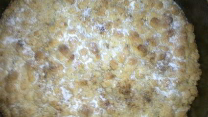 песочный пирог с фруктами и фундуком