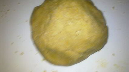 песочный пирог с фруктами и фундуком