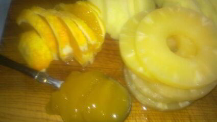 песочный пирог с фруктами и фундуком