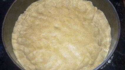 песочный пирог с фруктами и фундуком