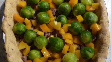 пикантный киш с брюссельской капустой и рубленым мясом