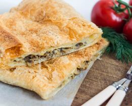 Пирог из слоеного теста с грибами