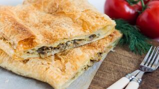 Пирог из слоеного теста с грибами