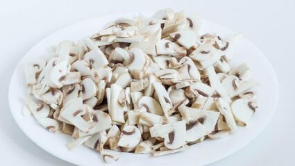 пирог из слоеного теста с грибами