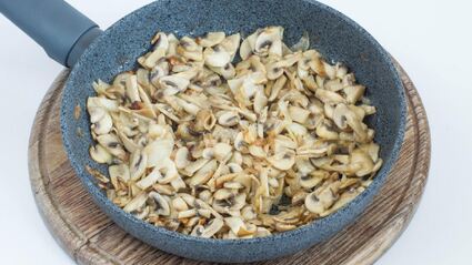 пирог из слоеного теста с грибами