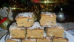 Пирог с изюмом и арахисом