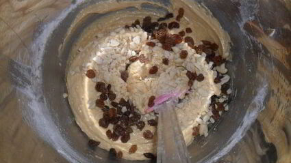 пирог с изюмом и арахисом