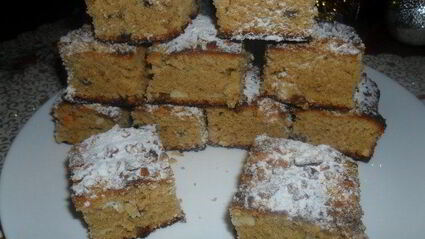 пирог с изюмом и арахисом