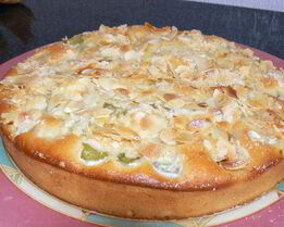 Пирог с ревенем и миндальной посыпкой