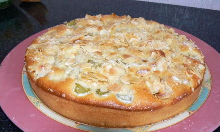 Рецепт пирог с ревенем и миндальной посыпкой