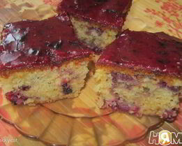 Пирог с вишней и черной смородиной