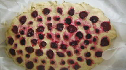 пирог с вишней и черной смородиной