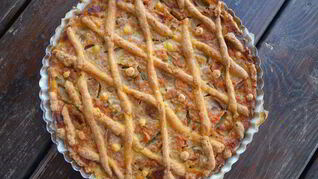 Пирог с яблоками и айвой в творожном тесте