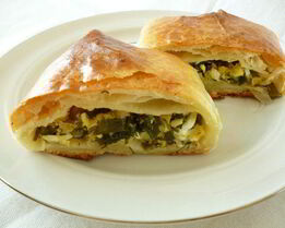 Пирог с зеленью и сыром из слоеного творожного теста