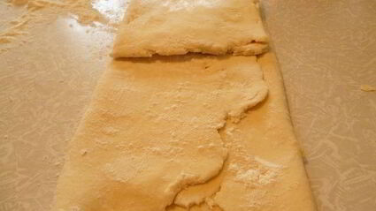 пирог с зеленью и сыром из слоеного творожного теста