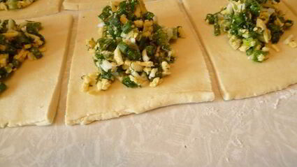 пирог с зеленью и сыром из слоеного творожного теста