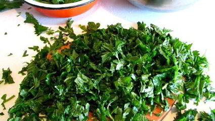 пирог со щавелем и крапивой