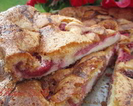 Пирог творожно-ягодный на бисквитном тесте