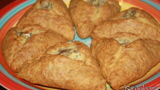 Пироги с говядиной, сыром и пекинской капустой